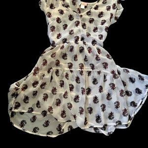 Clean airy open shoulders has slip. Hits t below knee if u are 5’3”